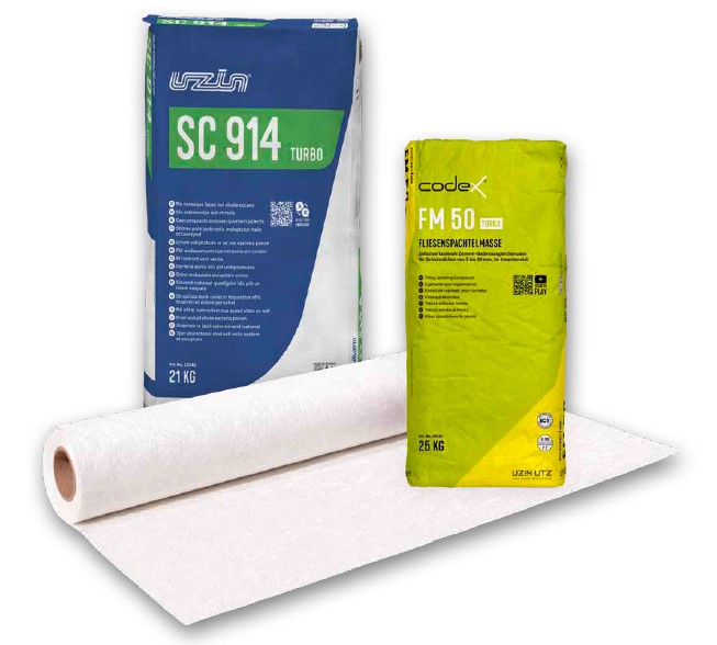 Drei Baustoffprodukte: ein blau-weißer 21-kg-Sack mit der Aufschrift UZIN SC 914 TURBO, ein gelb-grüner 25-kg-Sack mit der Aufschrift codex FM 50 und eine weiße Rolle Armierungsgewebe, alle auf einer weißen Fläche.