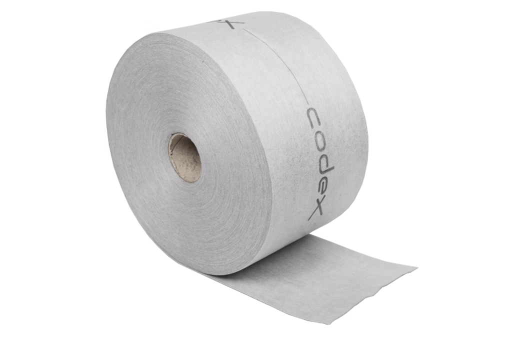 codex_Dummy_DB 140 Slim_2020-03 Nahaufnahme einer grossen grauen Toilettenpapierrolle mit sichtbarer Papprolle in der Mitte und einem abgerollten Blatt; das Papier zeigt am Rand ein schwach gedrucktes Logo.