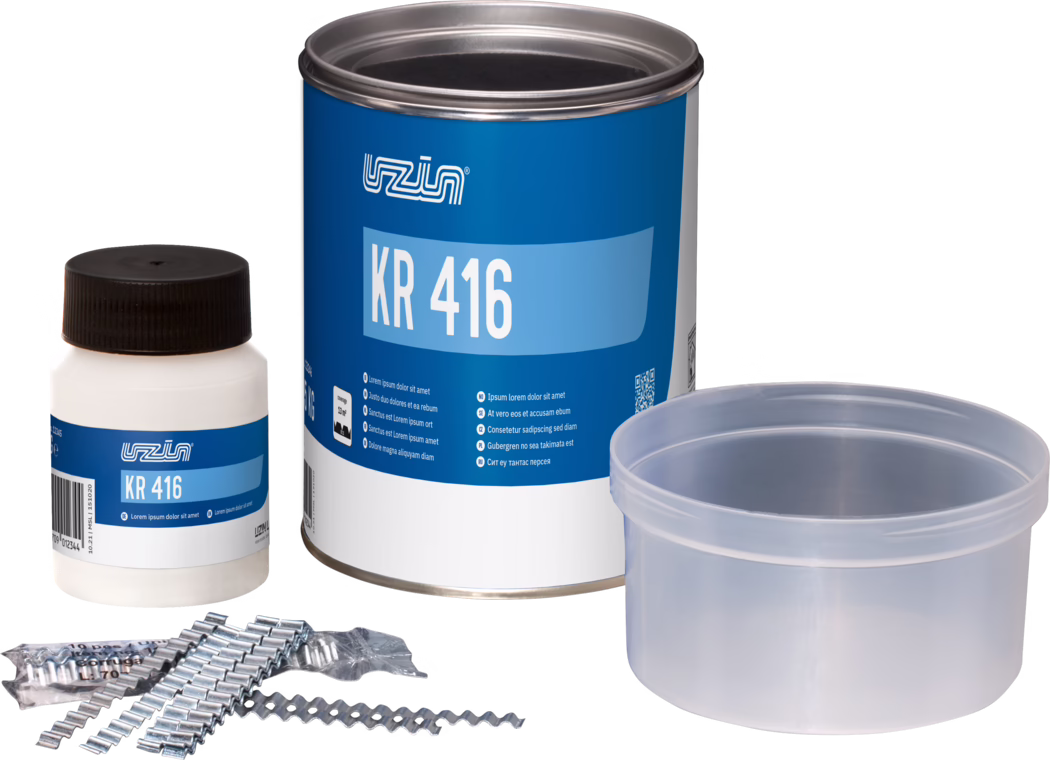 UZIN_Dummy_KR 416_2022-01 Nahaufnahme von Produktbehältern und Zubehör für Klebstoffe oder Beschichtungen: eine hohe Metallbüchse mit blauem Etikett und deutlich sichtbarer Kennzeichnung "KR 416", eine kleine weiße Kunststoffflasche mit schwarzem Schraubverschluss und passendem blauem Etikett, ein transparenter Mischbecher und ein Stapel gewellter Metallstreifen. Das Bild betont Verpackungsdetails wie Markenlogo, Produktcode, Strichcode und kleine Druckhinweise vor einem sauberen weißen Hintergrund, mit gleichmäßiger Studiobeleuchtung, die Büchsenrand, Innenraum des Bechers und strukturierte Oberflächen sichtbar macht.