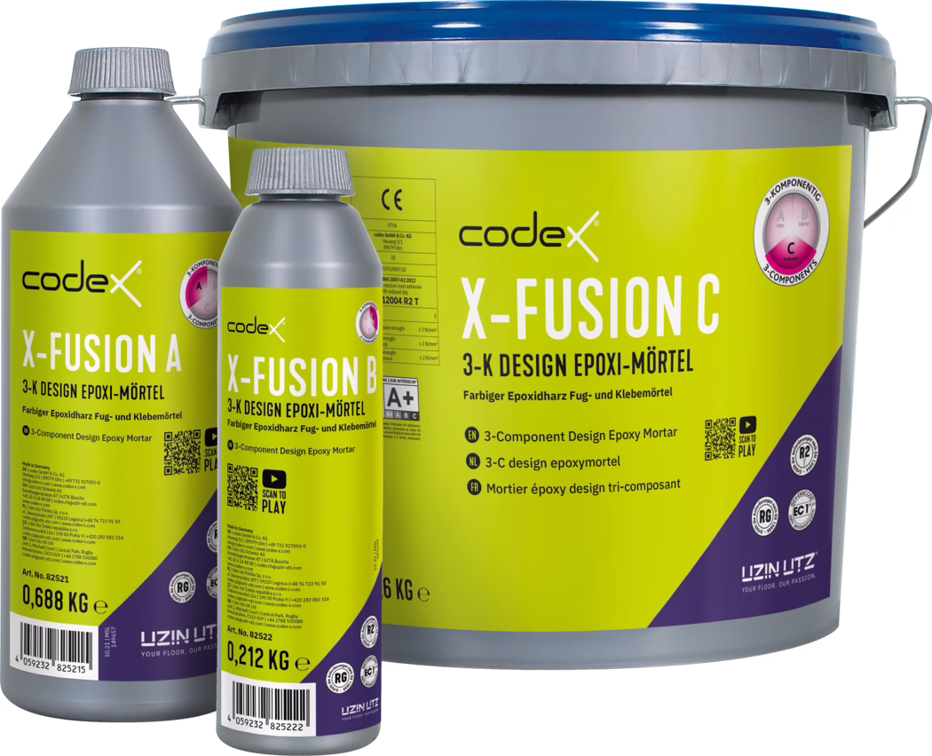 codex_Dummy_X-Fusion 3-C_front_2025-06 Drei beschriftete Behälter des Codex X-FUSION 3‑Komponenten Design-Epoxidmörtels (X-FUSION A, B und C) vor weißem Hintergrund. Ein großer grauer Eimer mit blauem Deckel ist mit 'X-FUSION C' (6 kg) gekennzeichnet, daneben zwei kleinere graue Flaschen mit auffälligen gelben Etiketten 'X-FUSION A' (0,688 kg) und 'X-FUSION B' (0,212 kg). Die Verpackung zeigt das schwarze Codex-Logo, kontrastreiche gelb-violette Etikettengrafiken, technische Angaben, Zertifizierungszeichen und einen QR-Code. Das Bild hebt Verpackung, Größenangaben, Schraubverschlüsse und den Metallgriff des Eimers sowie gut lesbare Typografie hervor.