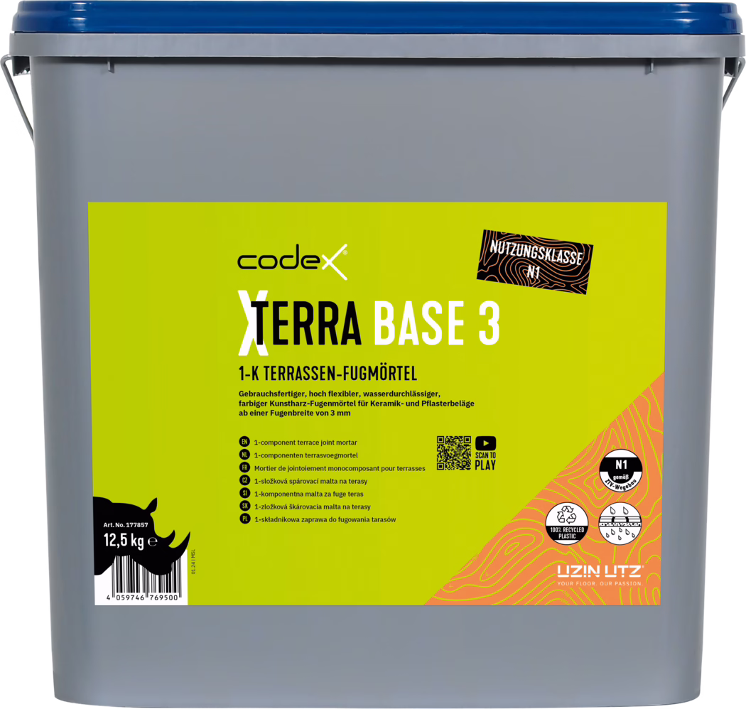 codex_Dummy_X-Terra Base 3_front_2024-01 Grauer Plastikeimer mit blauem Deckel und gelbem Etikett für 'codex TERRA BASE 3', ein 1‑K‑Terrassen‑Fugmörtel; auf dem Etikett sind Produktname, kurze Merkmale auf Deutsch, Symbole, QR‑Code und das Gewicht '12,5 kg' abgebildet.