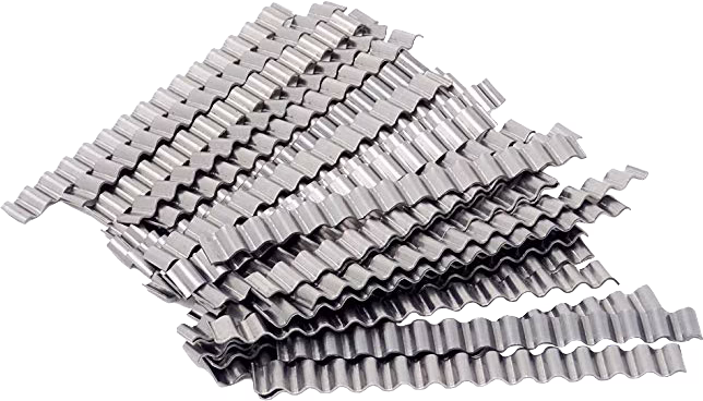 WOLFF_Dummy_13932_13878_Corrugated Links_2025-08 Nahaufnahme eines Stapels gewellter Metallstreifen mit welligem Profil, silbergrauer, lichtreflektierender Oberfläche; die Streifen sind unregelmäßig übereinandergelegt, zeigen scharfe Rippen und Rillen und bestehen vermutlich aus Edelstahl oder verzinktem Stahl für Bau- oder Industrieanwendungen.