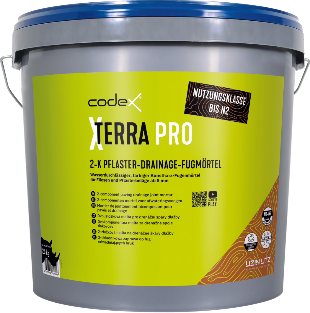 codex_Dummy_X-Terra Pro_front_2024-01 Grau-plastikeimer mit blauem Deckel und hellgrünem Etikett 'codex Xterra PRO', 2‑Komponenten Pflaster‑Drainage‑Fugenmörtel; Etikett zeigt Produktname, technische Infos, Aufkleber 'Nutzungsklasse bis N2', '25 kg' und kleine Symbole, Foto auf hellem Hintergrund.