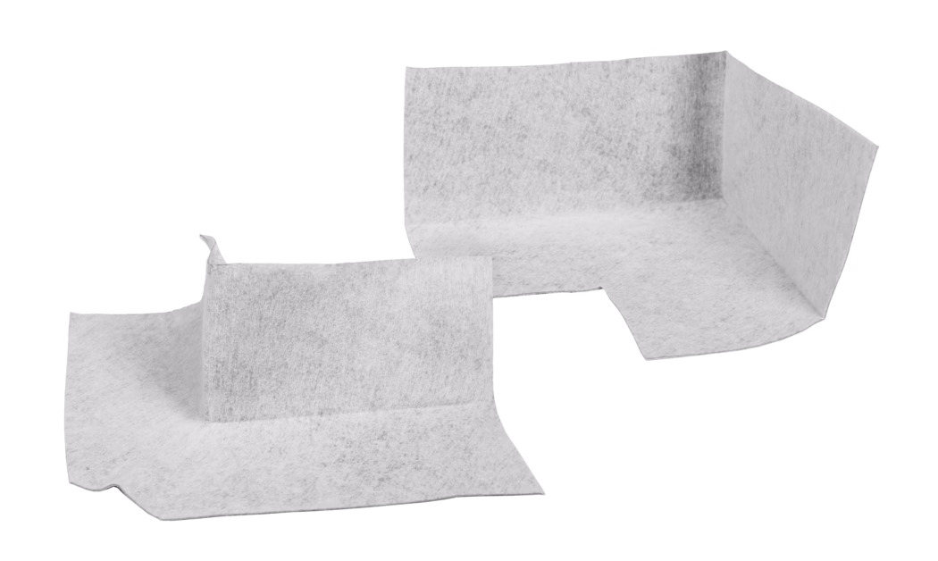 codex_Dummy_DB 140 corners_composing_2020-03 Nahaufnahme überlappender weißer Vlies- oder papierähnlicher Lagen mit weicher, leicht faseriger Oberfläche, auf schlichtem weißem Hintergrund angeordnet.