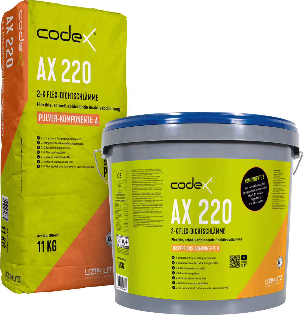 Studioaufnahme zweier Verpackungskomponenten des Codex AX 220 2-K Flex-Dichtschlamme-Systems. Links steht ein hohes, rechteckiges Papiersackformat in leuchtendem Gelb-Grün mit orangen Akzenten, aufgedruckt mit Markenname 'codex', Produktkennzeichnung 'AX 220' und dem Hinweis 'Pulver-Komponente: A'; der Sack zeigt Produkttexte, Piktogramme und die Angabe 11 kg. Rechts befindet sich ein grauer Kunststoff-Eimer mit blauem Deckel und großflächigem gelb-grünen Etikett mit Aufdruck 'codex AX 220' und 'Dispersions-Komponente B'; das Etikett enthält technische Hinweise, mehrsprachige Informationen, einen QR-Code sowie Produktsymbole. Beide Verpackungen stehen auf weißem Hintergrund; das Bild betont Farbkontraste, Typografie und die kombinierbare Paarung von Pulver- und Dispersionskomponente zur flexiblen, schnell aushärtenden Abdichtung von Wand- und Bodenflächen.