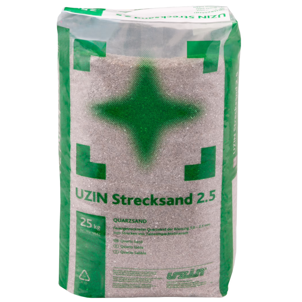 UZIN_Dummy_quartz sand 2.5-25kg_2014-02 Eine 25-kg-Plastiktüte UZIN Strecksand 2.5 Quarzsand; transparente Verpackung zeigt beige-graue Körner und grüne Druckelemente mit Kreuzsymbol, Produktname und Gewicht in Grün aufgedruckt.